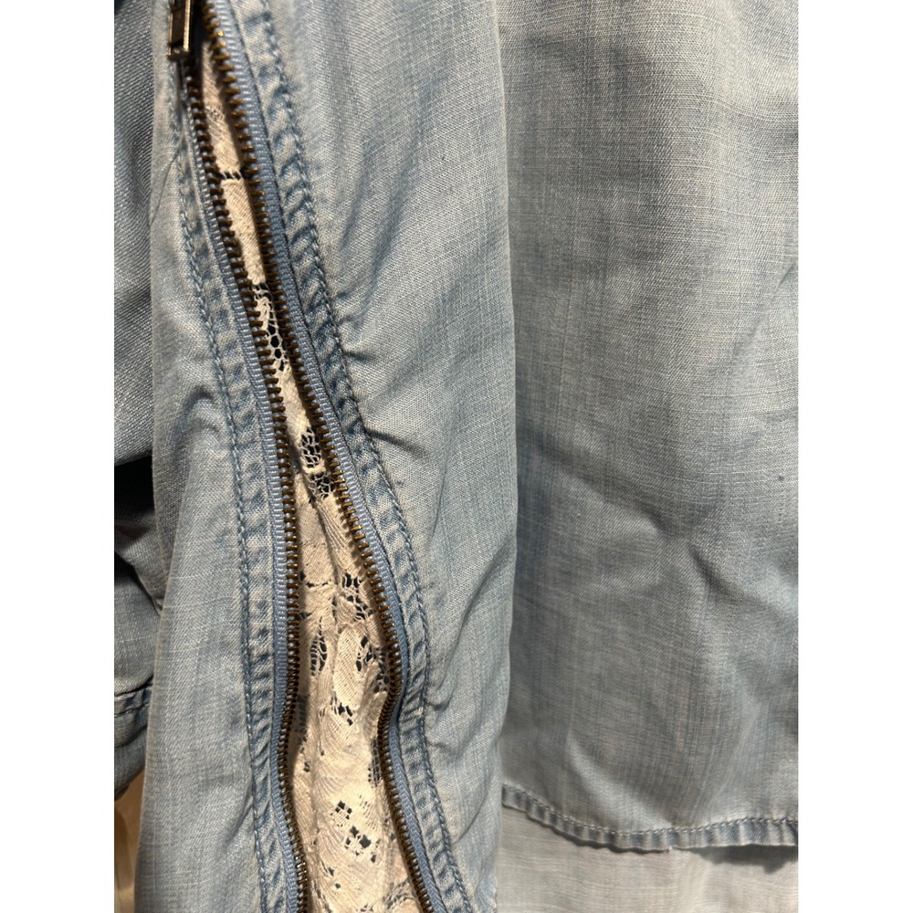Chicos Blue Lyocell Chambray Shirt Side Zipper Lace Inset Roll Tab Sleeve Size 2 - Picture 3 of 6